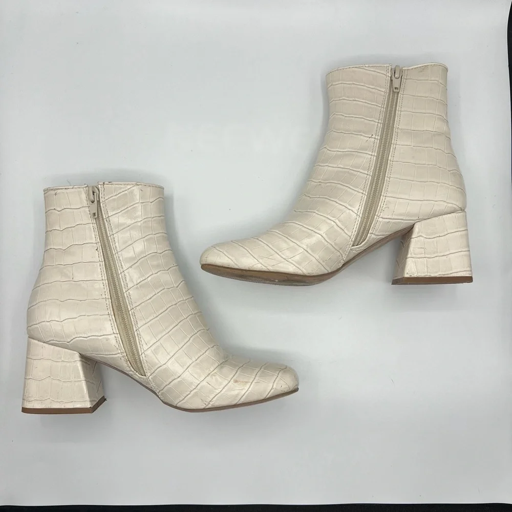 Steve‎ Madden Sz 6 1/2 Darma Beige White White Croc Embossed Booties Block Heel
